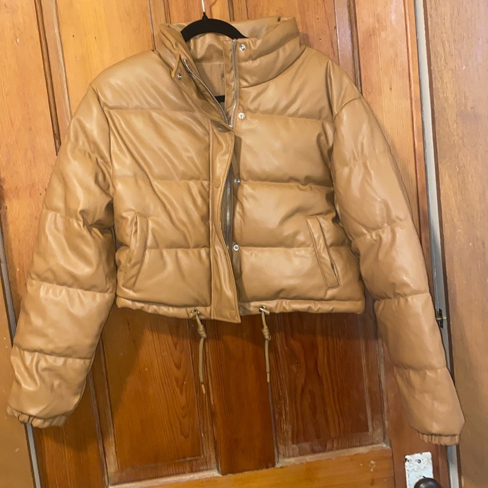 BRAND NEW NEVER WORN - CROPPED TAN PUFFER COAT